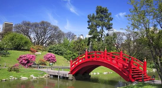 Ismerve a Japánkertet egy gyönyörű escort lány kíséretében