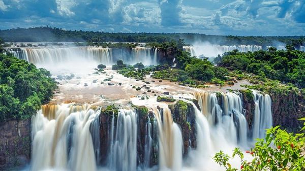 Visiting the Iguazú National Park accompanied by a beautiful escort,